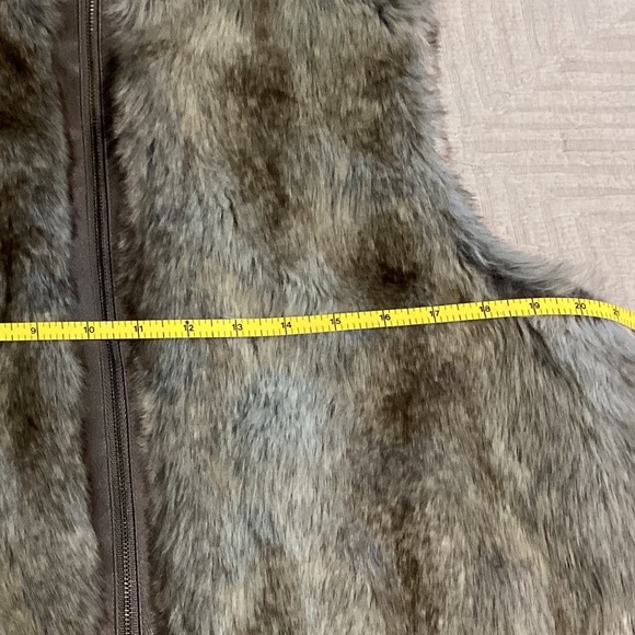 Elle lined faux fur zip up vest - Picture 4 of 6